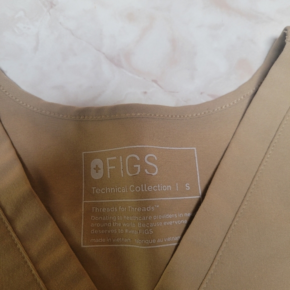 FIGS Catarina scrub top in Tan Size Small,  Desert tan sand Color, One Pocket - Picture 4 of 8